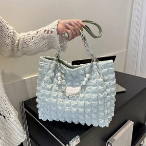 Sac fourre-tout vert menthe à texture bulle avec chaîne argentée et perle décorative