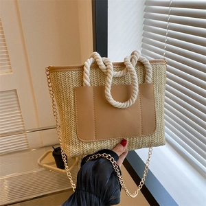 Sac seau en paille tissée avec motif en V, poche en cuir et bandoulière chaîne dorée