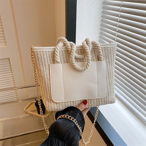 Sac seau chic en paille tissée avec texture en V, anses en corde et chaîne métal