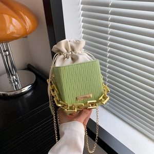 Women Pleated PU Leather Bucket Bag With Gold Chunky Chain Fashion Drawstring Shoulder Bag Retro Casual Crossbody Handbag
