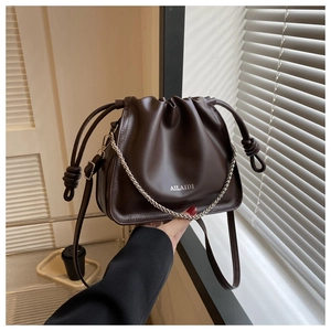 Borsa a secchiello con coulisse in pelle PU marrone con dettaglio catena, borsa a tracolla casual.