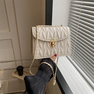Schicke beige Stepptasche mit goldener Kette und elegantem Metallverschluss für Damen