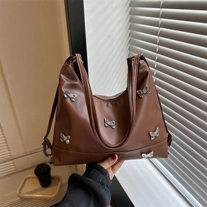 Braune Retro Schultertasche mit silbernen Schmetterlingsakzenten aus Kunstleder