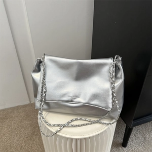 Sac fourre-tout chic en cuir argenté avec bandoulière chaîne sur présentoir