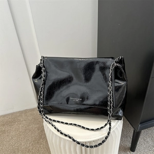 Sac fourre-tout à la mode en cuir plissé noir brillant avec bandoulière chaîne et grand volume