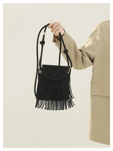 Vue détaillée du sac bandoulière en daim noir avec longues franges et fine cordelette