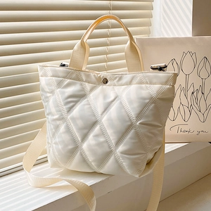 Sac seau matelassé beige chic avec bandoulière tissée réglable pour femmes