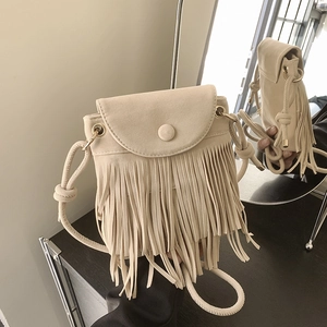 Sac à bandoulière en daim beige tendance avec de longues franges et fermeture à rabat