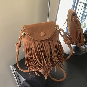 Petit sac bandoulière marron en daim à franges avec boucle en métal doré élégante