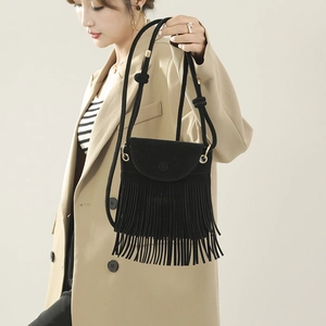 Sac bandoulière tendance en suédine noire avec de longues franges et une sangle