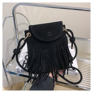 Détails de la pochette noire à franges en daim avec boucles métalliques dorées