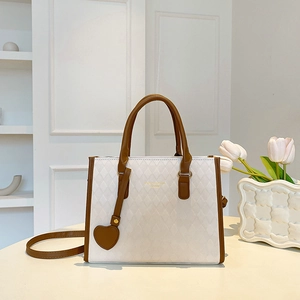 Sac à bandoulière beige chic avec bordure marron et matelassage pour femmes mode