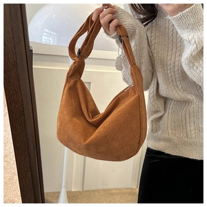 Dettaglio borsa hobo in velluto a coste caramello con morbida texture e tracolla regolabile