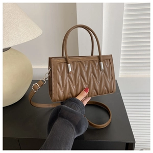 Dettaglio della trama in ecopelle trapuntata marrone caramello su una borsa alla moda