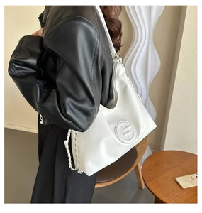 Grand sac à bandoulière blanc avec chaîne et logo gaufré sur cuir de haute qualité