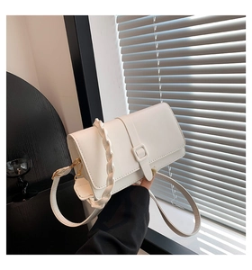 Detalle del bolso bandolera blanco de cuero PU con hebilla cuadrada y asa tejida