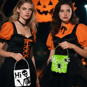 Halloween Kostümset mit schwarz-orangen Kleidern und gruseligen Filz-Süßigkeitstüten