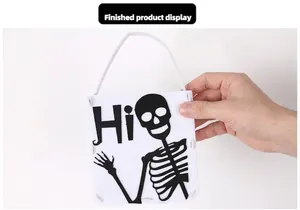 Detail der Filz-Halloweentasche mit schwarzem Totenkopf und Hi-Schriftzug auf Weiß