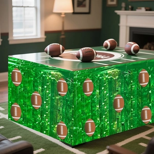 Gonna da tavolo in frange metalliche verdi con decori football per festa Super Bowl