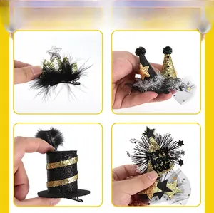 Détail de pinces à cheveux pour animaux avec couronnes dorées, chapeaux et étoiles brillantes