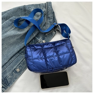 Détail du sac bandoulière matelassé bleu brillant avec sangle large et comparaison