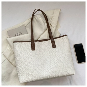 Détail du sac cabas en similicuir crème avec texture tissée et anses contrastées