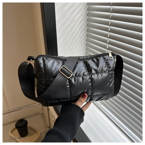 Détails du sac matelassé noir avec finitions dorées et large bandoulière ajustable