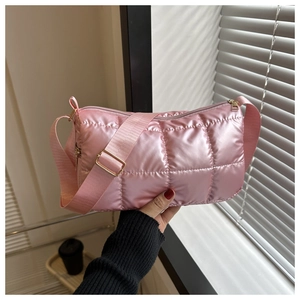 Détail du sac à bandoulière matelassé rose avec fini métallisé et large bandoulière