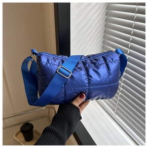Détail du sac cylindre matelassé bleu roi avec bandoulière large réglable
