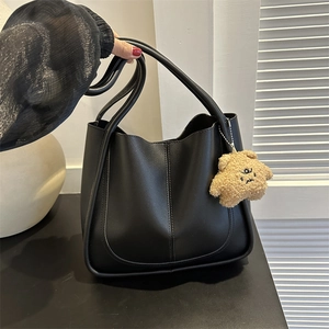 Sac Fourre-tout pour Femme en Cuir PU Mode Sac à Bandoulière à Surpiqûres Minimalistes Avec Charme d'Ours Grande Capacité