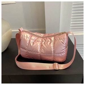 Détail du sac à bandoulière rose matelassé brillant avec sangle réglable et métal