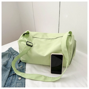 Detailansicht der hellgrünen Oxford-Reisetasche mit Schultergurt und Handy zum Größenvergleich