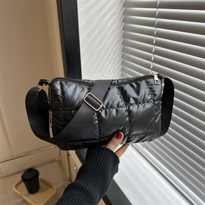 Sac Sous le Bras Matelassé pour Femmes Tissu Oxford Sac à Épaule Rembourré Couleur Métallique Fermeture Éclair Mode de Rue