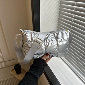 Sac fourre-tout argent métallisé avec texture matelassée et bandoulière réglable