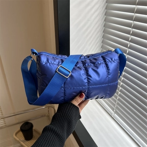 Sac bandoulière matelassé bleu brillant chic avec une large bandoulière en nylon souple