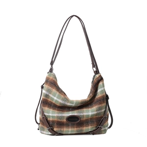 Sac hobo vintage en laine à carreaux vert et marron avec patch de mode élégant