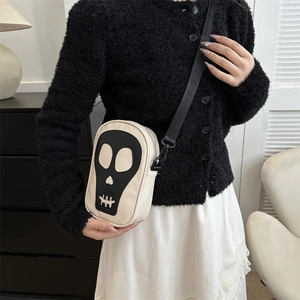 Petit sac bandoulière beige en PU avec motif tête de mort noire et sangle réglable