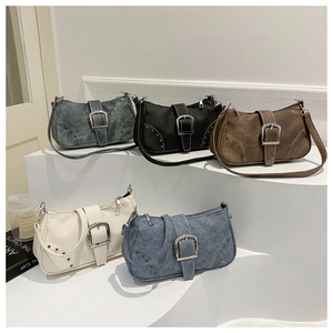 Detalle de cinco bolsos retro de mezclilla y cuero sintético con hebillas metálicas