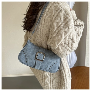Bolso baguette azul grisáceo de ante sintético con hebilla metálica y remaches en modelo