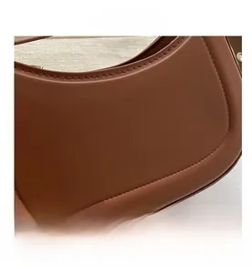 Détails rapprochés du sac à bandoulière en cuir marron avec logo Fashion & Bags argent