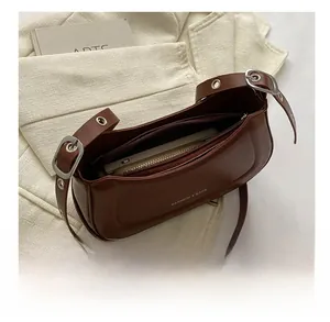 Détail de la capacité interne du sac en similicuir marron foncé avec fermeture éclair