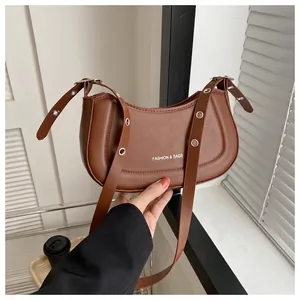 Sac à bandoulière demi-lune marron avec œillets argentés et texte Fashion & Bags
