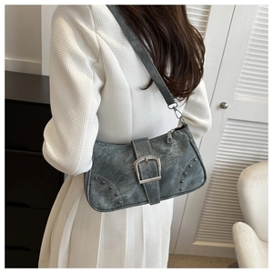 Bolso de hombro vintage Y2K en lona gris con hebilla plateada y remaches metal