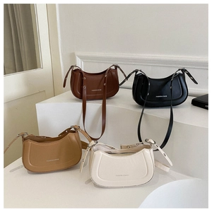 Vue détaillée de quatre sacs hobo multicolores sur socles blancs dans un décor minimaliste
