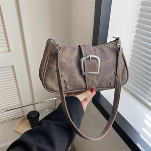 Bolso de hombro retro gris marrón con remaches plateados y hebilla grande