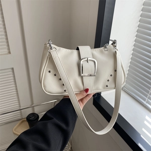 Bolso baguette retro blanco crema para mujer con hebilla plateada y remaches decorativos
