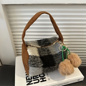Boston Handtasche aus Kunstpelz mit schwarz-weißem Karomuster und braunem Kord-Besatz