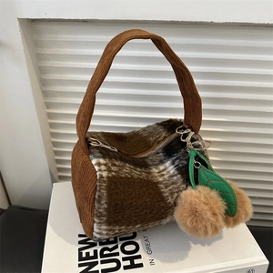 Winter-Plüschtasche Boston mit braunen Cordgriffen und kariertem Pelz-Detail für Damen
