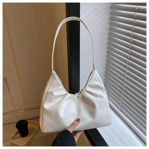 Nahaufnahme der cremeweißen Schultertasche mit weichen Falten aus hochwertigem Kunstleder