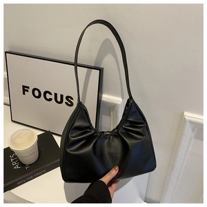 Detailansicht einer schwarzen Cloud-Schultertasche mit Falten in urbanem Lifestyle